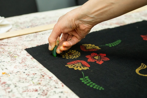 Ręce haftujące wzór