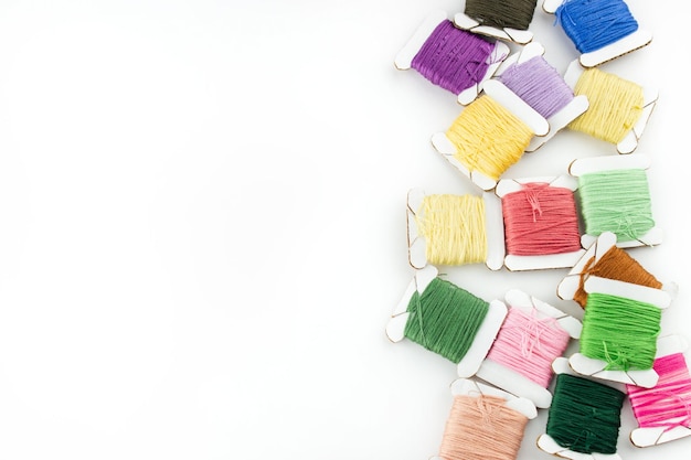 Kolorowe nici ułożone na stole