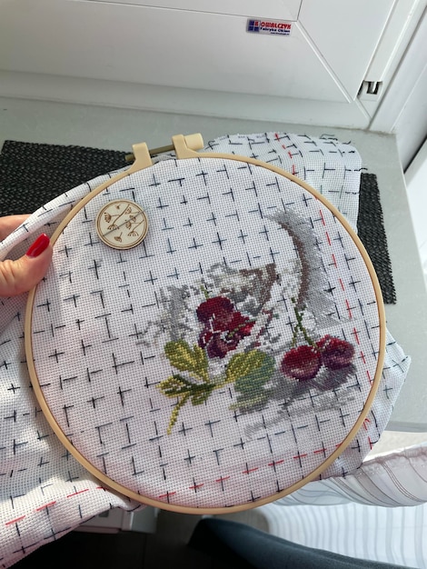 Tamborek z rozpoczętym haftem